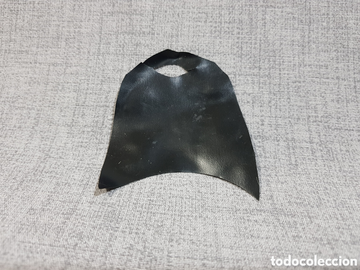 Figuras de acci&oacute;n: CAPA NEGRA DE PL&Aacute;STICO PARA FIGURA &iquest;BATMAN? &iquest;DARTH VADER?. LARGO 8 CMS APROXIMADAMENTE