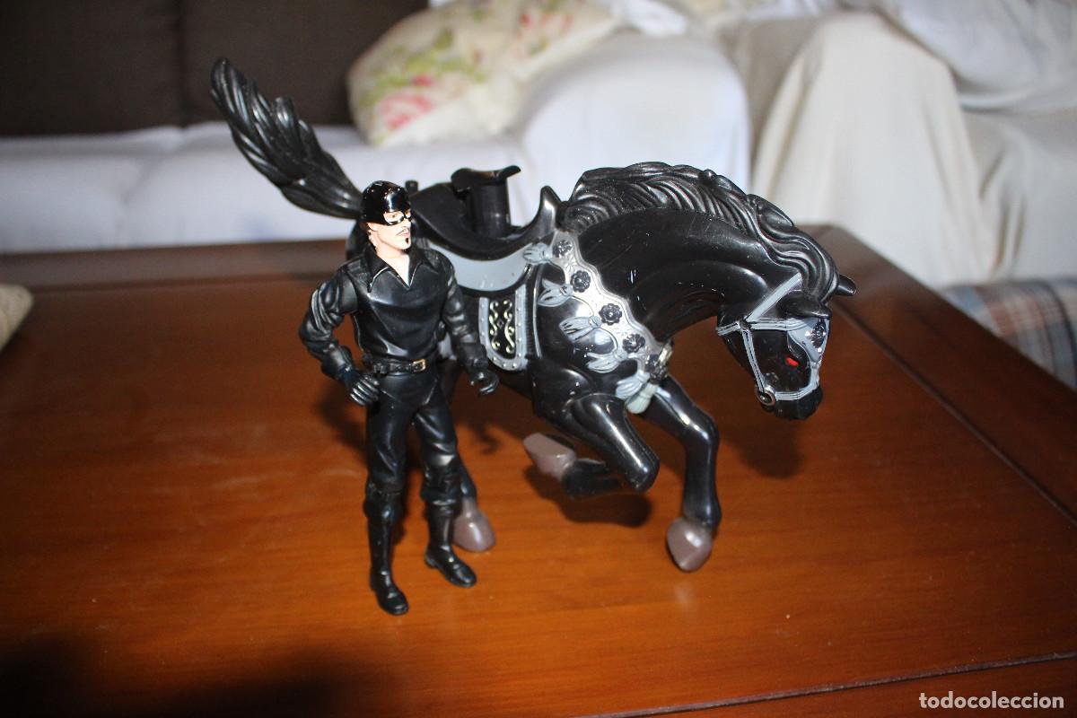 Figuras de acci&oacute;n: El zorro y su caballo.