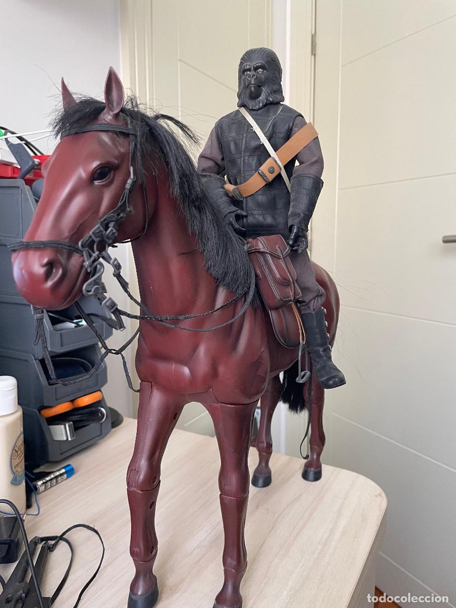 Figuras de acci&oacute;n: Dragon. Caballo con montura y herraje escala 1/6. Muy buen estado.