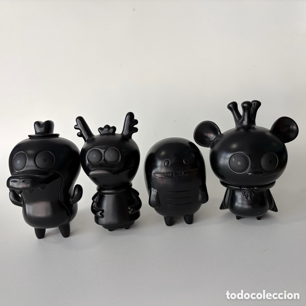 Figuras de acci&oacute;n: figuras mu&ntilde;ecos bossy bear friends all black david horvath toy2r limited 300