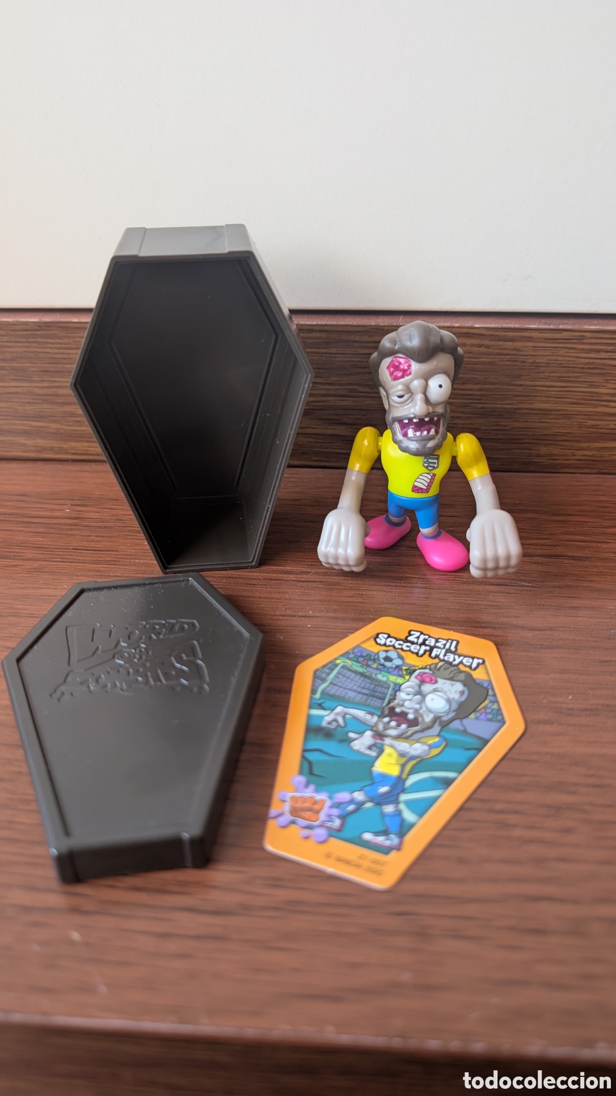 Figuras de acci&oacute;n: Bandai World of Zombies Zrazil Soccer Player + Tarjeta + Ata&uacute;d