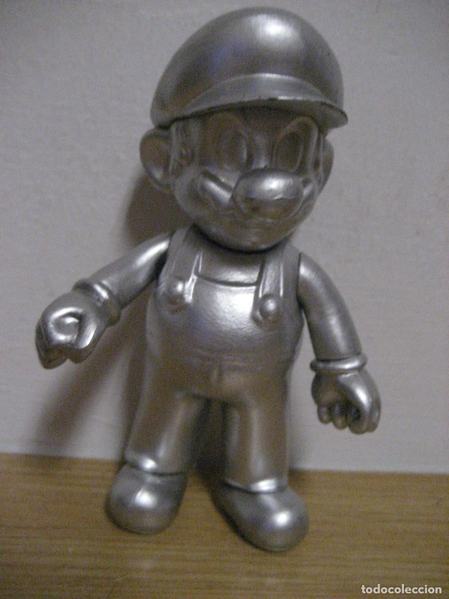Figuras de acci&oacute;n: Figura Super Mario Plateada . Articulada de unos 11 cm