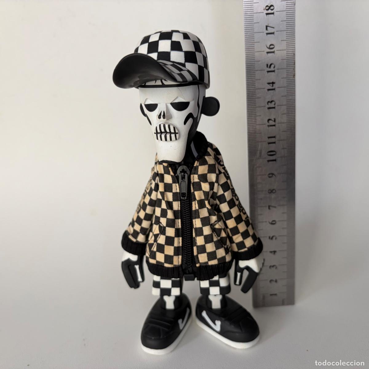 Figuras de acci&oacute;n: Michael Lau B/W Black Body White Bone Gardener 2006