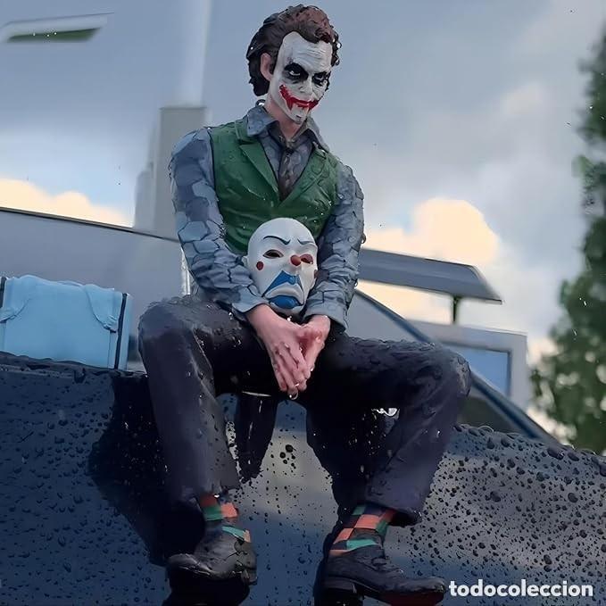 Figuras de acci&oacute;n: Figura de acci&oacute;n de Joker Heath Ledger de 24cm, traje verde sentado, m&aacute;scara de Joker de mano.