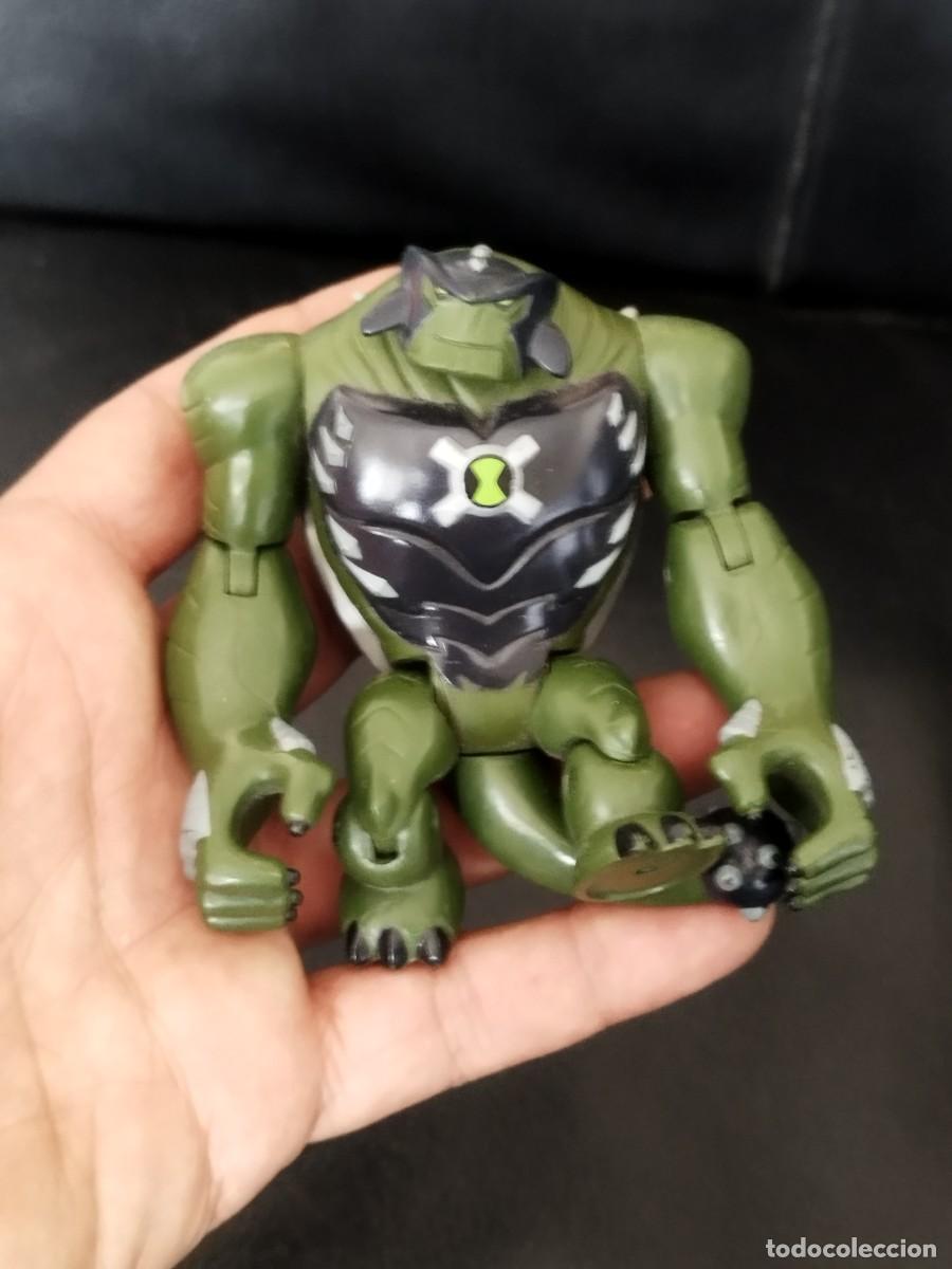 Figuras de acci&oacute;n: Figura de acci&oacute;n Humungousario Supremo (Ultimate Humungousaur) de la serie Ben 10.