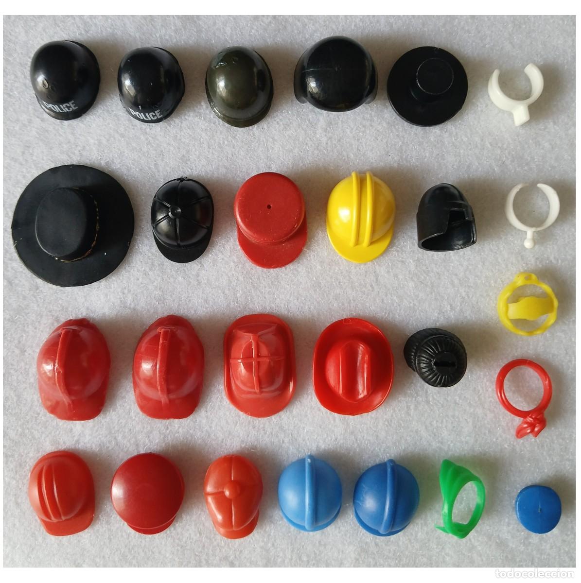 Figuras de a&ccedil;&atilde;o: Lote de sombreros, cascos y cuellos de varios modelos de figuras de acci&oacute;n. Distintas escalas.