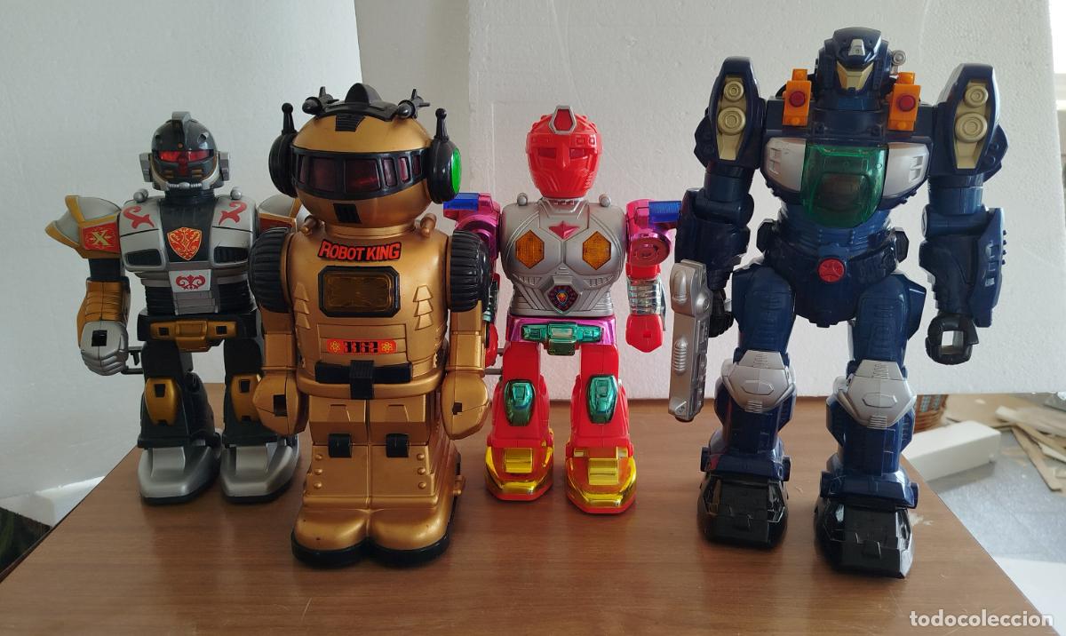 Figuras de acci&oacute;n: LOTE 4 ROBOT A&Ntilde;OS 80 , 90 Y 2008 - 27 CM Y 31CM - LUZ , SONIDO , MOVIMIENTO - FUNCIONA.