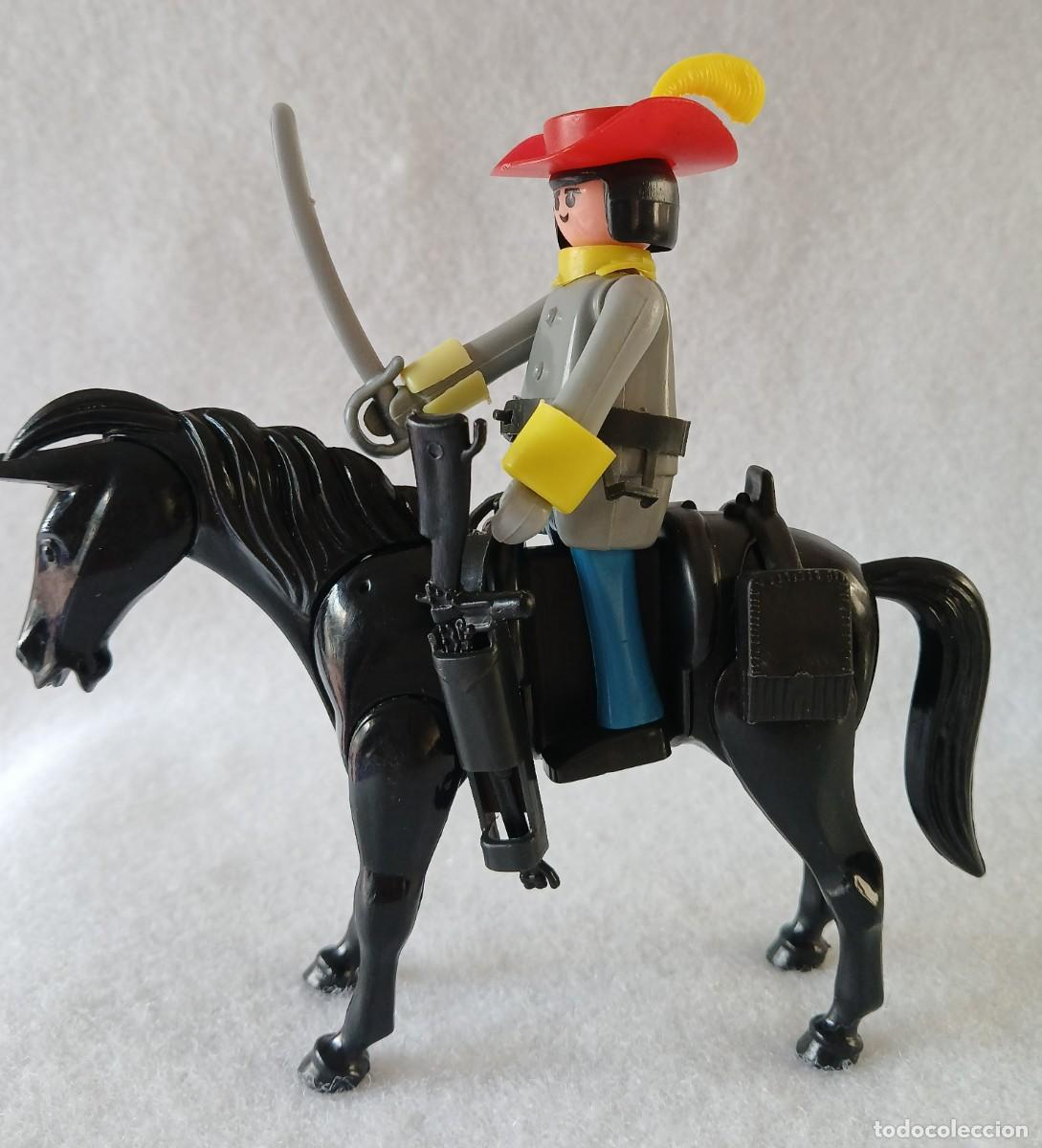 Figuras de acci&oacute;n: Play big (Playbig), Play Kit o Cefa Boys. Oficial sudista a caballo