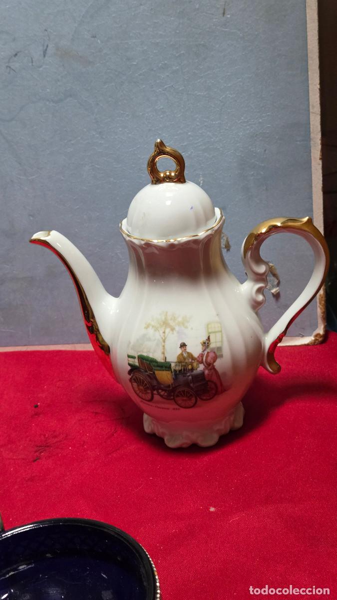 Figuras de acci&oacute;n: tetera de porcelana vintage