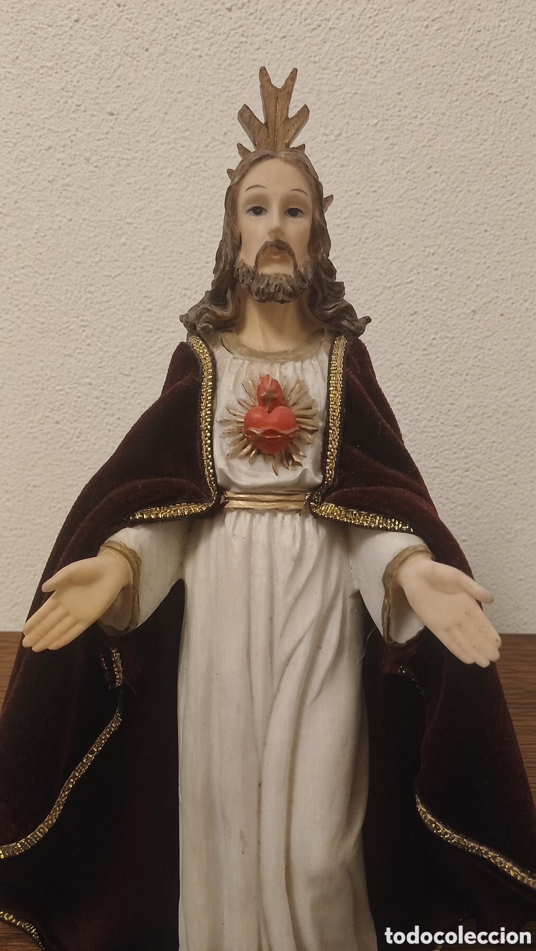 Figuras de acci&oacute;n: Figura del Sagrado Coraz&oacute;n de Jes&uacute;s con Manto de Terciopelo 30 cm.Base de madera con inscripci&oacute;n