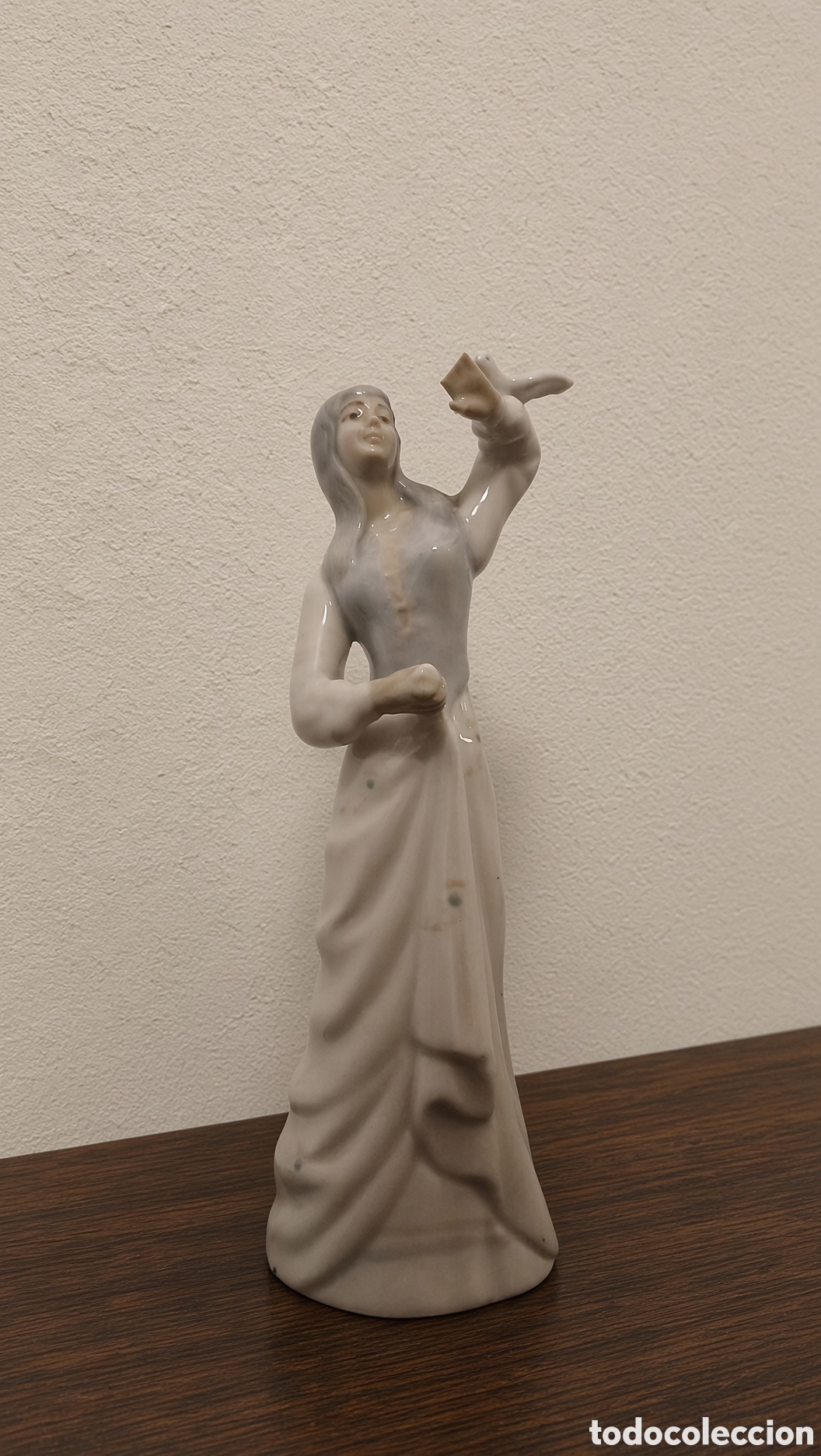 Figuras de acci&oacute;n: Figura procalena chica con paloma
