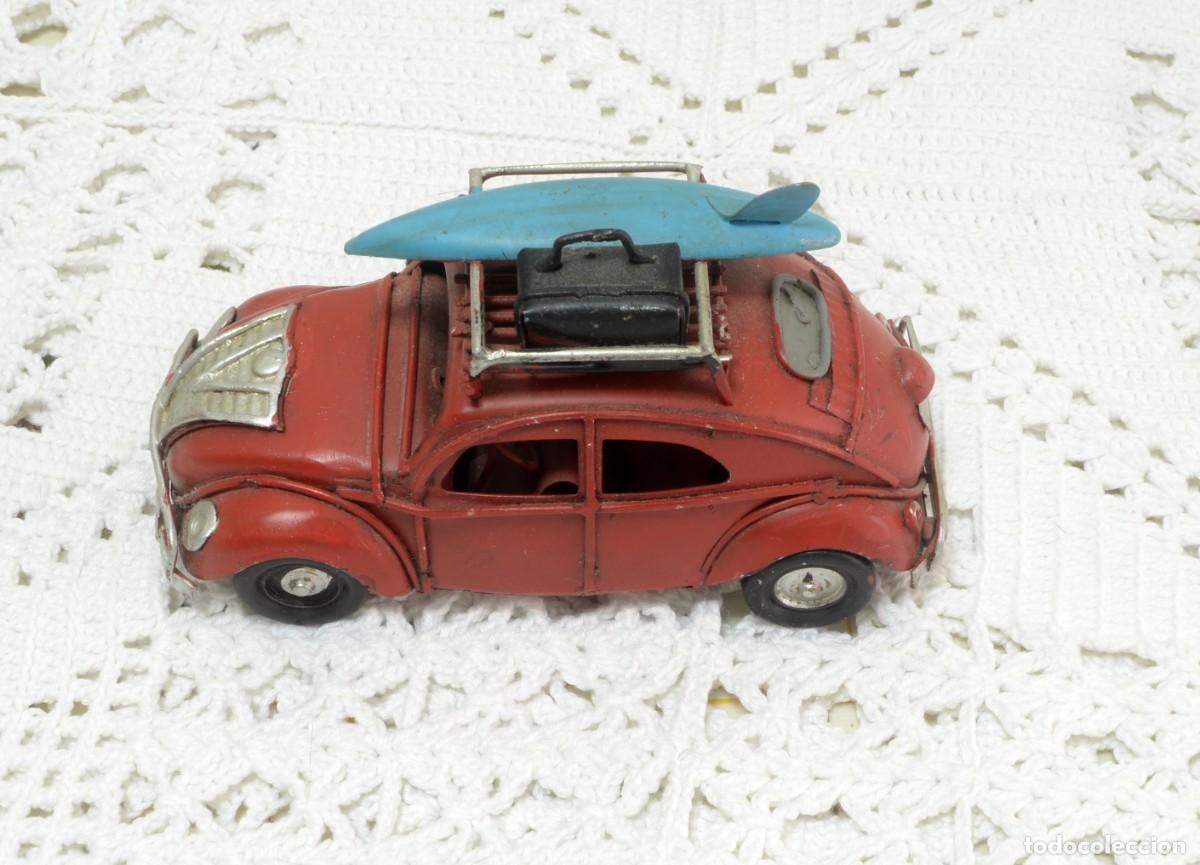 Figuras de acci&oacute;n: Peque&ntilde;o coche VW Beetle rojo Mini Beetle vintage con tabla de surf