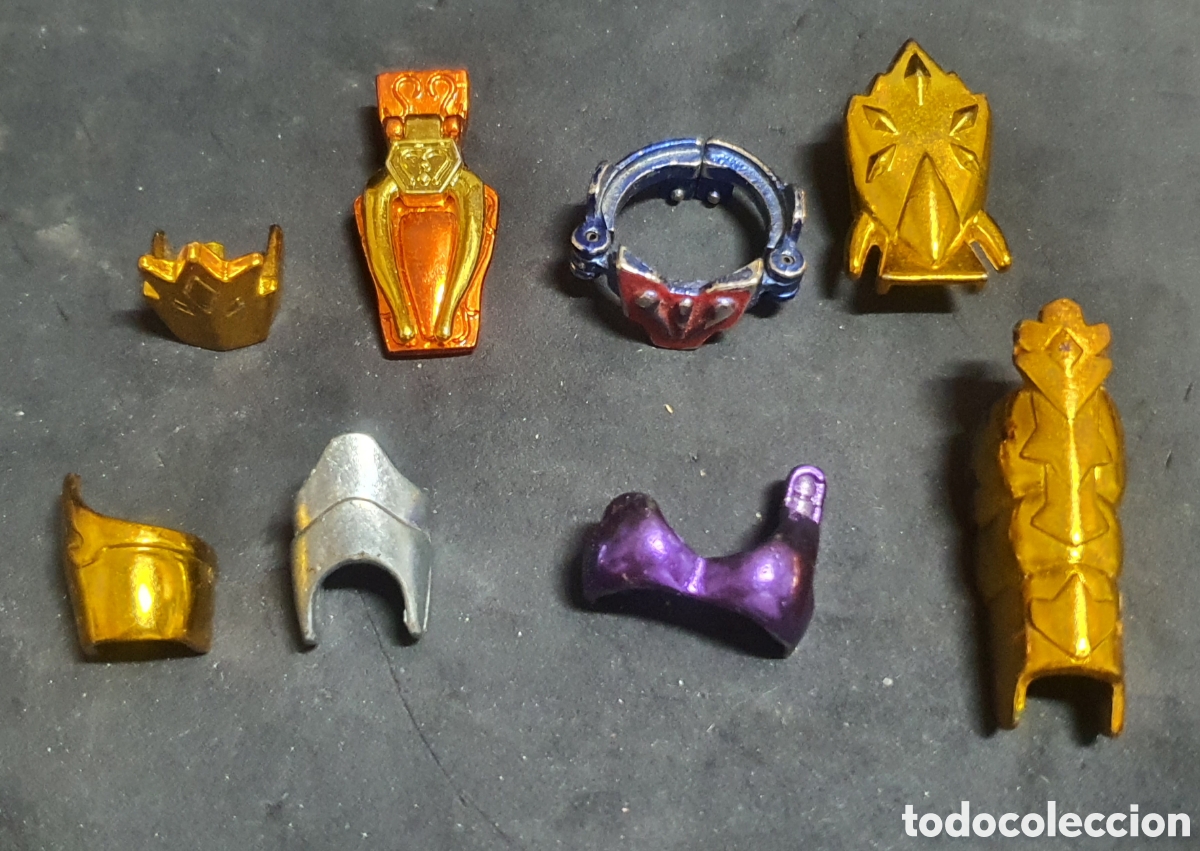 Figuas y mu&ntilde;ecos Caballeros del Zodiaco: Caballeros del zodiaco, restos de armaduras, ideal para completar