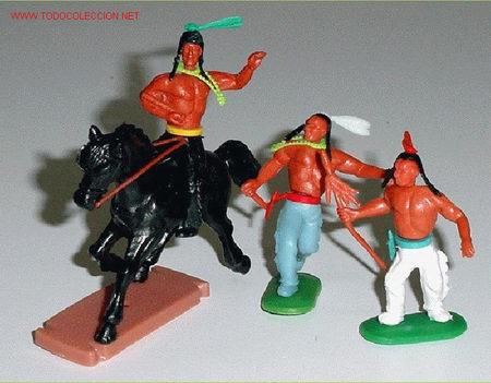 Figuras de goma y PVC: ANTIGUO CONJUNTO DE TRES INDIOS - Foto 1