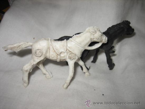 Figuras de goma y PVC: 2  CABALLOS  DE    PLASTICO - Foto 1