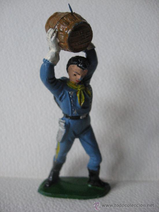 Figuras de goma y PVC: SOLDADO TIRANDO UN BARRIL. - Foto 1