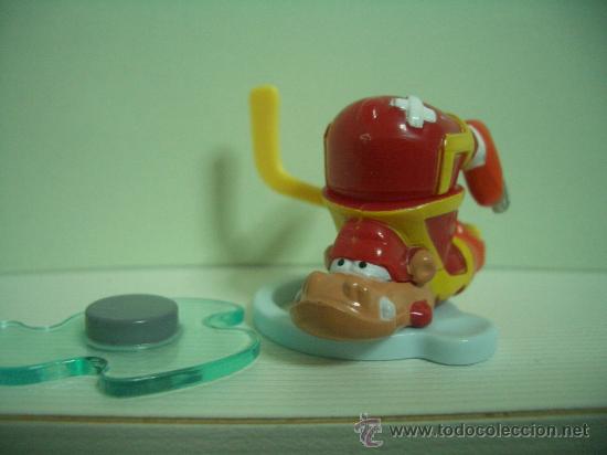 Kinder &Uuml;berraschung: Mu&ntilde;eco kinder JUGADOR DE HOCKEY HIELO