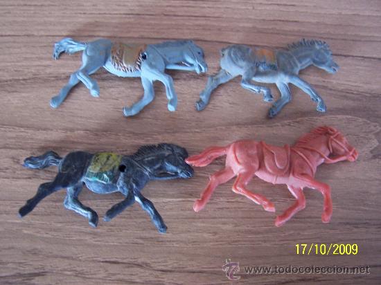 Figuras de Goma y PVC: CUATRO FIGURAS  DE CABALLOS DE GOMA  PINTADAS,