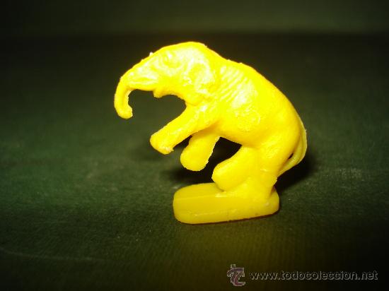 Figuras de goma y PVC: Premium Figura Elefante con base  .Dunkin   .  . - Foto 1