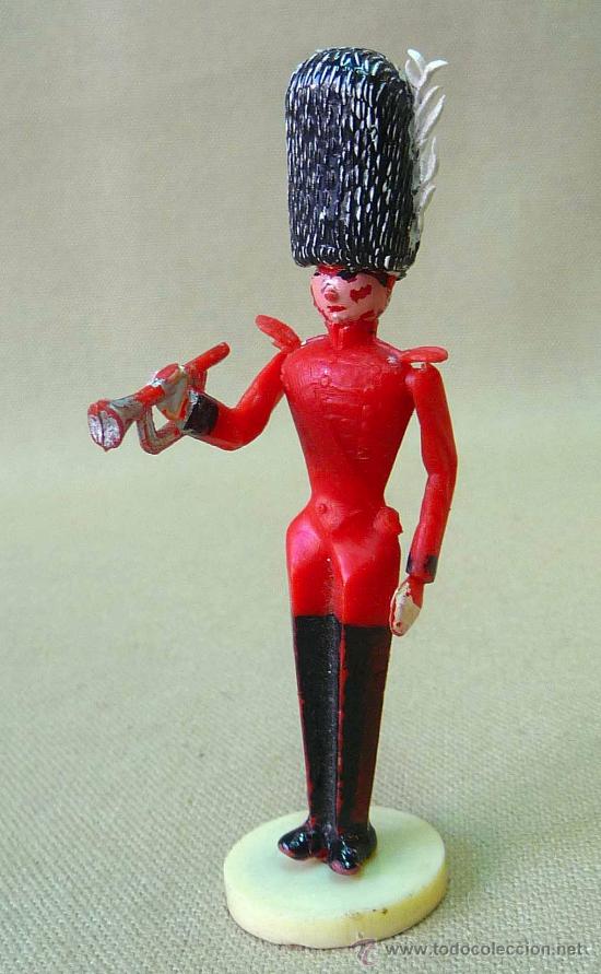 Figuras de Goma y PVC: RARA FIGURAS DE PLASTICO, TORRES MALTA, 1960s, TROMPETA BRITANICO, TIPO BOLOS, 9 CM