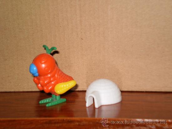 Figuras de Goma y PVC: LOTE DE 2 FIGURAS DE HUEVO SORPRESA (  ) .