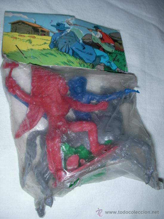 Figuras de goma y PVC: ANTIGUO BLISTER CON INDIOS, VAQUEROS Y OTROS NUEVO - Foto 1