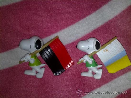 Figuras de goma y PVC: 2 FIGURAS SNOOPY COMICS SPAIN con banderas - Foto 1