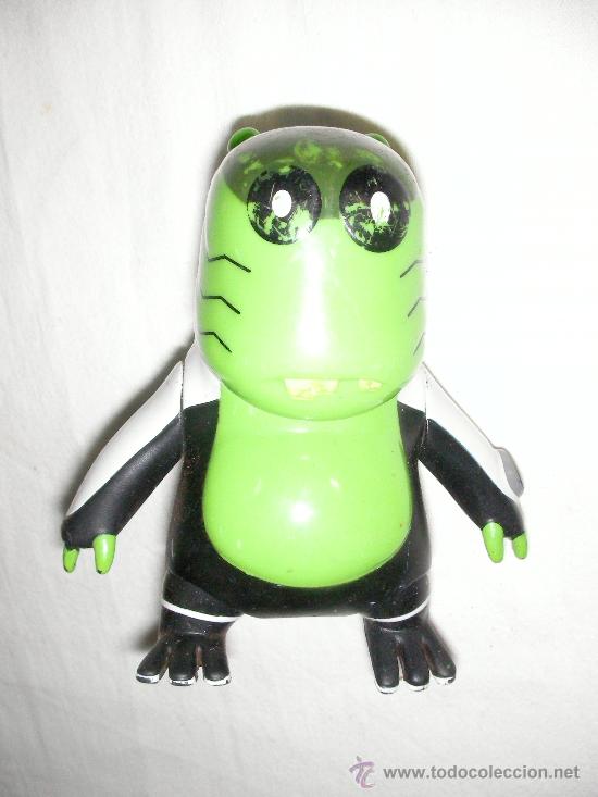Figuras de goma y PVC: FIGURA VERDE RARA - Foto 1