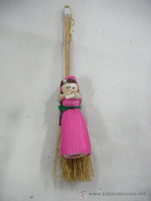 Figuras de Goma y PVC: MU&Ntilde;EQUITA PEGADA A ESCOBA - ENVIO GRATIS A ESPA&Ntilde;A