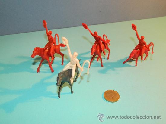 Figuras de goma y PVC: 4 CABALLOS  MONOCROMO Y 4 JINETES , DE LOS 70 - COMO NUEVOS -