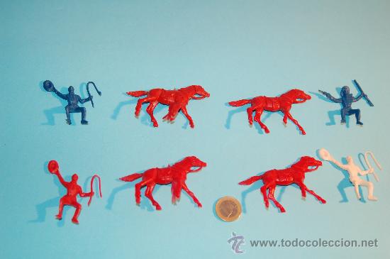 Figuras de goma y PVC: 4 CABALLOS  MONOCROMO Y 4 JINETES , DE LOS 70 - COMO NUEVOS -