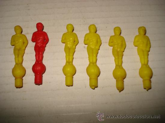 Figuras de goma y PVC: Antiguo Lote de 6 Jugadores de Futbol de algun Juego en Plastico Mon&oacute;cromo . A&ntilde;o 1970s.
