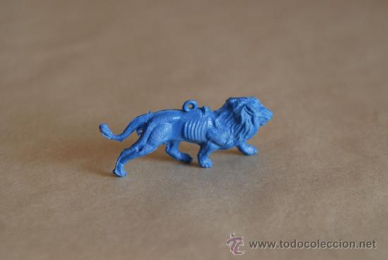 Gummi- und PVC-Figuren: Le&oacute;n de pl&aacute;stico para colgar. 6 cm de largo.