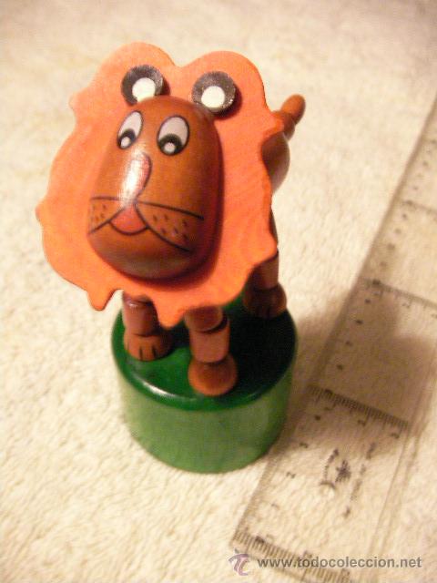 Gummi- und PVC-Figuren: LEON CON BASE QUE SE DESMORONA