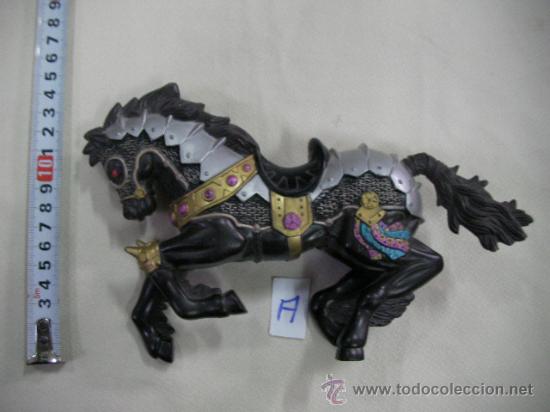 Figure di Gomma e PVC: GRAN CABALLO CON ARMADURA