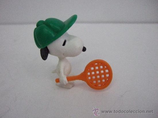 Figuras de Borracha e PVC: SNOOPY DE HUEVOS KINDER - CON RAQUETA Y GORRA