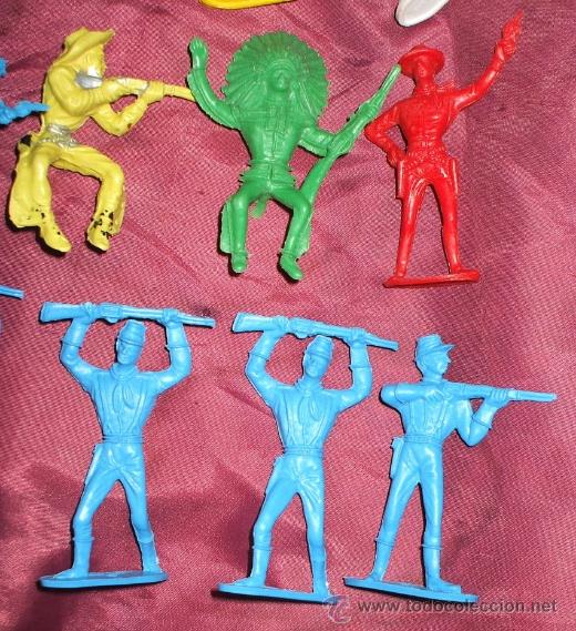 Figuras de goma y PVC: LOTE DE 17 INDIOS Y AMERICANOS DE COMANSI PLASTICO - Foto 3