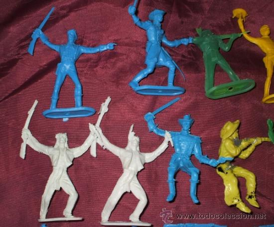 Figuras de goma y PVC: LOTE DE 17 INDIOS Y AMERICANOS DE COMANSI PLASTICO - Foto 2