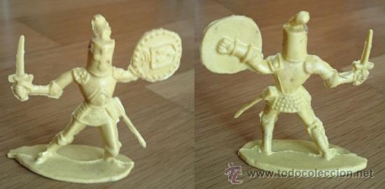 Figuras de Goma y PVC: Guerrero de la Edad Media, de unos 6 cm de altura - A&ntilde;os 80