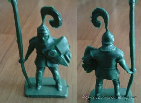 Figuras de Goma y PVC: Guerrero de la Edad Media, de unos 6 cm de altura - A&ntilde;os 80