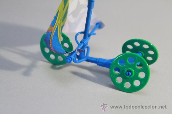 Figuras de Borracha e PVC: Triciclo Kinder Sorpresa o similar, alto 12 cm