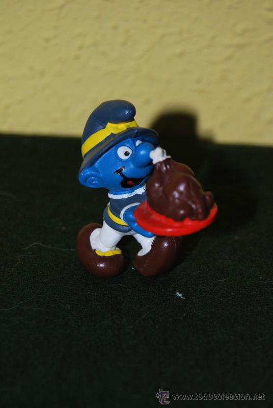 Figuras de Goma y PVC: PITUFO CON UN POLLO EN BANDEJA - PORTUGAL - FIGURA DE PVC