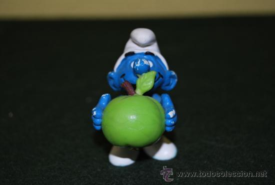 Figuras de Goma y PVC: PITUFO CON MANZANA - PEYO - FIGURA DE PVC