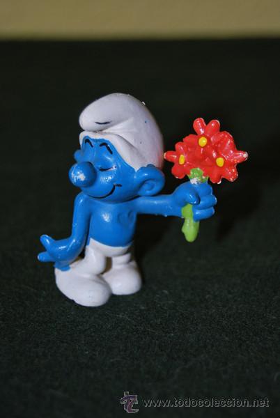 Figuras de Goma y PVC: PITUFO ENAMORADO - CON FLORES - PEYO - FIGURA DE PVC