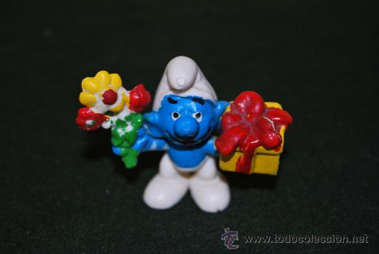 Figuras de Goma y PVC: PITUFO CON REGALOS - ENAMORADO - FIGURA DE PVC