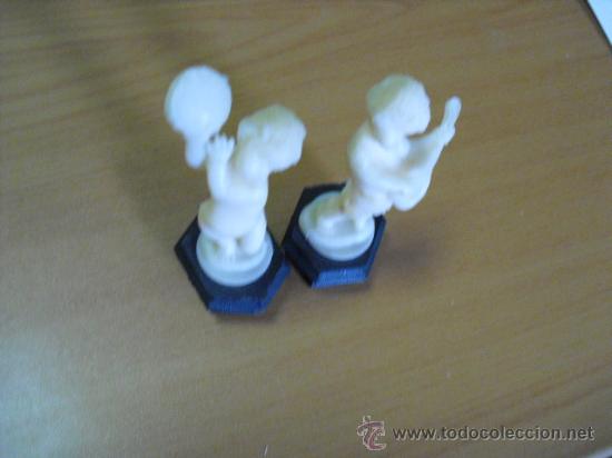 Figuras de goma y PVC: 2 ni&ntilde;os uno con una mandurria y otro con un pandereta,son de plastico macizo numerados 1 y 2