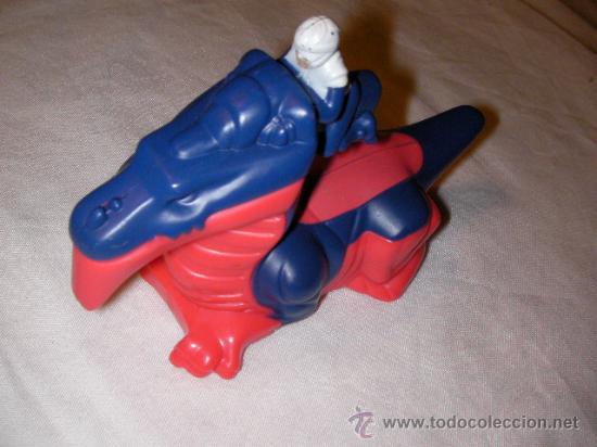 Rubber and PVC Figures: PERSONAJE MONTANDO A DRAGON??