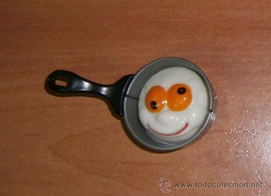 Figure di Gomma e PVC: FIGURA PAELLA CON HUEVO CON OJOS DE PVC KINDER SORPRESA DE LA SERIE K03 N&ordm; 29. K03 N29. * IMARQ
