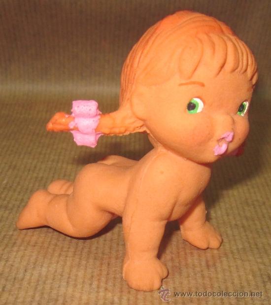 Figuras de Borracha e PVC: NI&Ntilde;A CON TRENCITAS GATEANDO,INDUSTRIAS LANCO,L&Aacute;TEX,A&Ntilde;OS 60