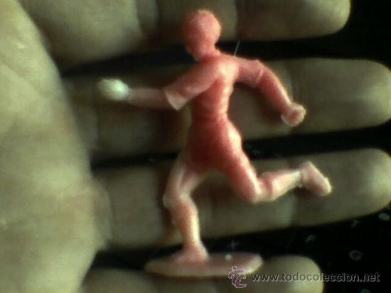 Figuras de Borracha e PVC: FIGURA MU&Ntilde;ECO JUGADOR F&Uacute;TBOL ANTIGUO rosa PL&Aacute;STICO DIFICIL 6CMS